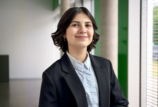 Portraitfoto Mahdokht Mohammadi im dunklen Sakko