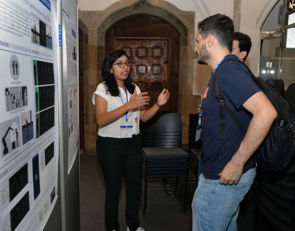 Nilah Nair, wissenschaftliche Mitarbeiterin am Lehrstuhl FLW der TU Dortmund, im Gespräch mit anderen Doktoranten während der Posterpräsentation